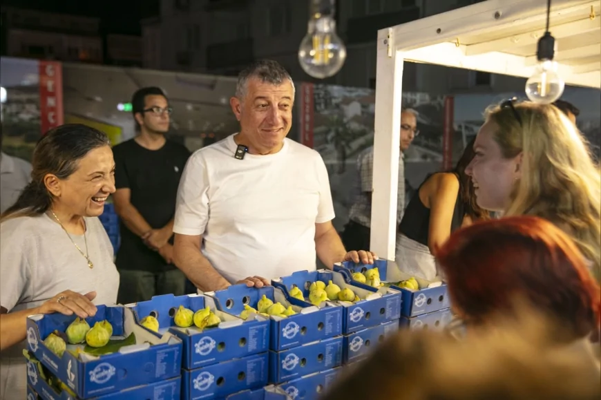 Güzelbahçe Belediyesi dalında kuruyan bardacıkları satın alıp halka ücretsiz dağıttı
